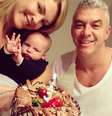 Ana Hickmann posa com o filho e o marido  Foto: Instagram / Reprodução