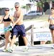 De barriga de fora, Flávia Alessandra, que hoje completa 40 anos, caminhou ao lado do marido, Otaviano Costa, que também se exercitou sem camisa  Foto: J.Humberto / AgNews