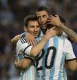 <p>Messi comemora com Agüero e Di María</p>  Foto: AP