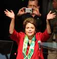 Dilma apareceu usando uma cachecol com as cores do Brasil, em dia de jogo da Seleção  Foto: Itamar Aguiar / Futura Press