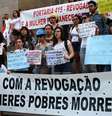 Ato pró-aborto na frente da Catedral da Sé, no centro de São Paulo, SP, na tarde deste sábado  Foto: Renato S. Cerqueira / Futura Press