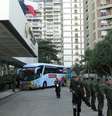 Delegação inglesa chegou de ônibus ao hotel, que foi cercado pelo batalhão do exército   Foto: Marcus Vinícius Pinto / Terra