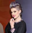 <p>Entre os produtos da coleção, estão batons que são a cara de Kelly Osbourne  não à toa, já que ela admitiu ser sua própria inspiração para criar as cores</p>  Foto: Getty Images 