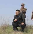 <p>A Coreia do Norte está sob sanções da ONU por causa de repetidos testes nucleares e de mísseis balísticos. Na foto, o líder norte-coreano, Kim Jong Un, orienta o lançamento de múltiplos foguetes em 24 de abril</p>  Foto: Reuters