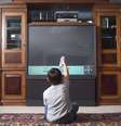 <p>Mais de 17 mil crianças são tratadas anualmente devido a acidentes relacionados a quedas de televisores.</p>  Foto: Getty Images 