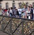 <p>A "Pont des Arts"  é conhecida pelos "cadeados de amor" que os casais deixam presos ao longo de suas grades como símbolo de sua união</p>  Foto: AFP