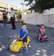 <p>Crian&ccedil;as&nbsp;brincam em frente ao muro pichado com as palavras&nbsp;"&aacute;rabes fora" e "racismo ou assimila&ccedil;&atilde;o", no povoado &aacute;rabe israelense de Abu Ghosh, em 18 de junho</p>  Foto: AFP