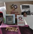 Kit personalizado foi entregue aos jogadores e membros da comissão técnica  Foto: Atlético-PR / Divulgação