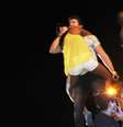 <p>Garota não se conteve e agarrou o cantor</p>  Foto: Juci Ribeiro / Divulgação