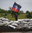 <p>Um ativista pró-Rússia regula o tráfego rodoviário em um posto de controle fora da cidade ucraniana oriental de Druzhkovka, em 2 de junho</p>  Foto: Reuters