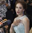 <p>Miss Tailândia, Weluree Ditsayabut,22 anos, fala durante uma entrevista coletiva no Hotel Renaissance, em Bangcoc, nesta segunda-feira, 9 de junho</p>  Foto: Reuters