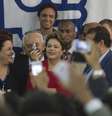 Dilma segura boneco de Leonel Brizola  Foto: Marcelo Camargo / Agência Brasil