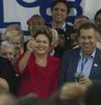 Dilma segura rosa vermelha, símbolo do partido  Foto: Marcelo Camargo / Agência Brasil