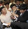 <p>Familiares de passageiros mortos no naufrágio da balsa Sewol discutem com agentes de segurança na tentativa de participar do julgamento de membros da tripulação, em 10 de junho</p>  Foto: AP