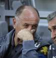 <p>Luiz Felipe Scolari (esq.) conversa com Carlos Alberto Parreira (dir.) em treino da Seleção Brasileira</p>  Foto: Washington Alves / Reuters