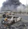 <p>Crian&ccedil;as observam carro queimado durante confrontos em Mossul, no norte do Iraque, em 2014</p>  Foto: Stringer / Reuters