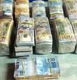 Policiais apreenderam mais de R$ 200 mil e quase U$$ 400 mil em dinheiro  Foto: Polícia Federal / Divulgação