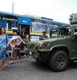 <p>Soldados tailandeses montam guarda enquanto passageiros de um &ocirc;nibus caminham pr&oacute;ximo ao&nbsp;Monumento da Vit&oacute;ria em Bangcoc, em 8 de junho</p>  Foto: AP