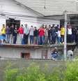 Torcedores se acumularam na laje de uma casa vizinha ao CT do Caju para assistir ao treino da Espanha  Foto: Leandro Miranda / Terra