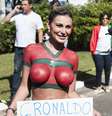 Modelo e apresentadora compareceu a Campinas com o corpo pintado  Foto: Bruno Santos / Terra