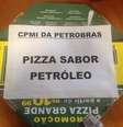 <p>"Acabei de servir aqui na CPMI uma pizza sabor petróleo representando não só a minha indignação como a indignação de todo povo brasileiro diante da postura vergonhosa do PT, nesta comissão, de varrer a sujeira para debaixo do tapete!!!!", escreveu Fernando Francischini</p>  Foto: Facebook / Reprodução