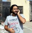 <p>Egípcio Alaa Abdel Fatah, ativista pró-democracia, em frente à academia de polícia e prisão de Tora, no Cairo, depois de ter sido negado a entrar para assistir ao seu julgamento, nesta quarta-feira, 11 de junho</p>  Foto: AFP