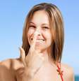 <p>Ignorado por muitos brasileiros, o filtro solar tradicional pode ser substituído por diversas alternativas existentes no mercado que garantem 100% de proteção</p>  Foto: Shutterstock 