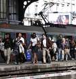 <p>Passageiros caminham em uma plataforma na estação St Lazare, em Paris, nesta quarta-feira, 11 de junho, em meio a uma greve dos ferroviários franceses que protestam contra planos de abrir ferrovias para empresas concorrentes</p>  Foto: AP
