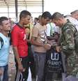 <p>Membros das froças de segurança do Iraque e do Curdistão revistam iraquianos que fogem da violência na cidade de Mossul, em 10 de junho</p>  Foto: Reuters