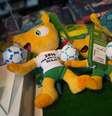 O mercado da Copa do Mundo 2014 está a todo vapor em Tóquio, no Japão. Nesta quarta-feira (11), lojas de futebol ofereciam souvenir, camisetas e brinquedos. O primeiro jogo acontece nesta quinta (12) entre Brasil e Croácia  Foto: Getty Images 