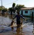 <p>Uma crian&ccedil;a morreu cruzando uma avenida onde est&aacute; um dos acampamentos improvisados, enquanto outros dois menores ind&iacute;genas morreram eletrocutados, todos em Assun&ccedil;&atilde;o</p>  Foto: Reuters