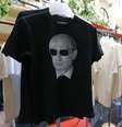 <p>Camisetas com imagem do presidente da Rússia, Vladimir Putin, à venda em uma loja de departamentos no centro de Moscou, em 11 de junho. As camisetas foram inspiradas por triunfos de atletas russos nos Jogos Olímpicos e Paraolímpicos de Inverno Sochi 2014</p>  Foto: Reuters
