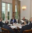 <p>Presidente turco Abdullah Gul, (terceiro à esquerda), primeiro-ministro Tayyip Erdogan e demais autoridades se encontraram nesta quarta no palácio presidencial em Ankara</p>  Foto: Reuters