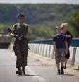 <p>Um militante separatista pr&oacute;-russo &eacute; visto caminhando ao lado de sua fam&iacute;lia em uma rodovia em Lugansk, no leste ucraniano</p>  Foto: Reuters
