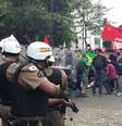 <p>Manifestantes entraram em confronto com os policiais</p>  Foto: Terra