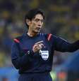 <p>Yuichi Nishimura saiu do jogo pressionado pelos jogadores</p>  Foto: AFP