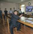 Kim Jong-un conversa com os funcionários do serviço de meteorologia do país; líder reclamou de previsões erradas  Foto: Reuters