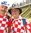 <p>O policial croata Starkl Peter, de boné, veio ao Brasil assistir a sua sexta Copa do Mundo</p>  Foto: Ricardo Valarini/PrimaPagina
