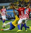 <p>Fred domina bola na área e cai ao receber marcação de Lovren, no lance que originou o pênalti para o Brasil</p>  Foto: Reuters