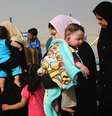 <p>Fam&iacute;lias fogem dos conflitos na cidade iraquiana de Mossul, em 12 de junho</p>  Foto: Reuters
