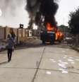 <p>Imagem feita a partir de v&iacute;deo postado por um grupo de apoio ao&nbsp;Estado Isl&acirc;mico do Iraque e Levante&nbsp;mostra&nbsp;militantes ateando fogo a ve&iacute;culos &nbsp;na base de&nbsp;al-Sharqat,&nbsp;ao norte de Tikrit, no Iraque, em 10 de junho</p>  Foto: AP