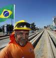 <p>O nível de engajamento do brasileiro ajudou a América Latina a manter seu índice na casa dos 70% - o índice baixou 4% nos demais países</p>  Foto: Eric Gaillard / Reuters