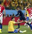 <p>Juiz Yuichi Nishimura marca pênalti para o Brasil</p>  Foto: Murad Sezer / Reuters