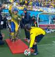 <p>Momento da transmissão do pontapé dado por Juliano Pinto</p>  Foto: Facebook / Reprodução