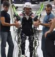 <p>Para o atleta paralímpico Juliano Alves Pinto, que testou o exoesqueleto, o projeto liderado pelo neurocientista brasileiro Miguel Nicolelis é uma esperança para pessoas como ele que sonham retomar os movimentos das pernas</p>  Foto: Miguel Nicolelis/Facebook / Reprodução