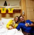 Aécio e a esposa na torcida durante a estreia do Brasil na Copa do Mundo  Foto: PSDB-MG / Divulgação