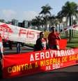 Protesto dos aeroviários na avenida Vinte de Janeiro, que dá acesso ao aeroporto do Galeão, deixa o trânsito lento na zona norte do Rio  Foto: José Lucena / Futura Press