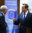 <p>Presidente do Conselho Europeu, Herman Van Rompuy (&agrave; direita) fala com David Cameron durante uma c&uacute;pula da UE em Bruxelas, em 24 de outubro de 2013</p>  Foto: Reuters