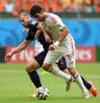 De Vrij derruba Diego Costa na área e juiz marca pênalti para a Espanha, que abre o placar em Salvador  Foto: AFP