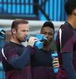 <p>Wayne Rooney se reidrata durante treino na Arena da Amazônia</p>  Foto: Ricardo Matsukawa / Terra